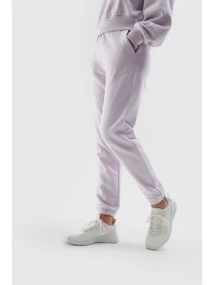 Zdjęcie produktu 4F Spodnie dresowe w kolorze fioletowym rozmiar: XXL