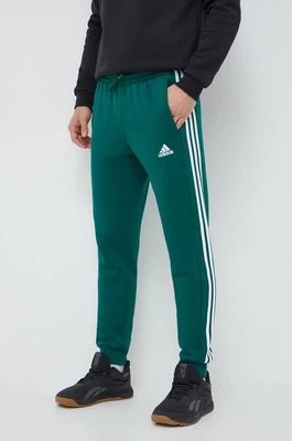 Zdjęcie produktu adidas spodnie dresowe Essentials kolor zielony z aplikacją IN0342