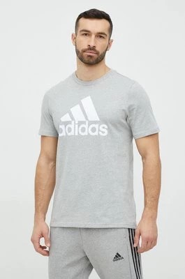 Zdjęcie produktu adidas t-shirt bawełniany Essentials kolor szary z nadrukiem IC9350