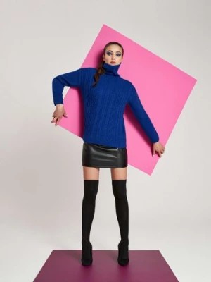 Zdjęcie produktu Akrylowy sweter damski z golfem w warkoczowy splot- niebieski Moodo