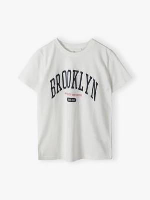 Zdjęcie produktu Bawełniany biały t-shirt dla chłopca z napisem Brooklyn - Lincoln&Sharks Lincoln & Sharks by 5.10.15.