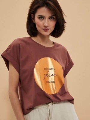 Zdjęcie produktu Bawełniany t-shirt damski z nadrukiem brązowy Moodo