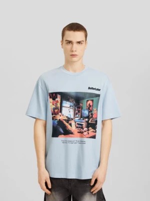 Zdjęcie produktu Bershka Koszulka Boxy Fit Z Krótkim Rękawem I Nadrukiem Mężczyzna Jasnoniebieski