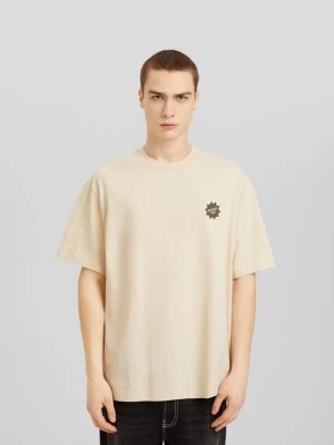Zdjęcie produktu Bershka Koszulka Boxy Fit Z Krótkim Rękawem I Nadrukiem Mężczyzna Wielbłądzi