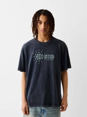Zdjęcie produktu Bershka Koszulka O Kwadratowym Kroju Z Krótkim Rękawem, Efektem Sprania I Nadrukiem Mężczyzna Czarny