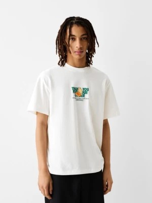 Zdjęcie produktu Bershka Koszulka O Pudełkowym Kroju Z Krótkim Rękawem I Nadrukiem Mężczyzna Biały