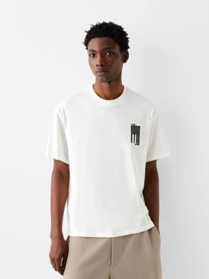 Zdjęcie produktu Bershka Koszulka O Pudełkowym Kroju Z Krótkim Rękawem I Nadrukiem Mężczyzna Biały Złamany