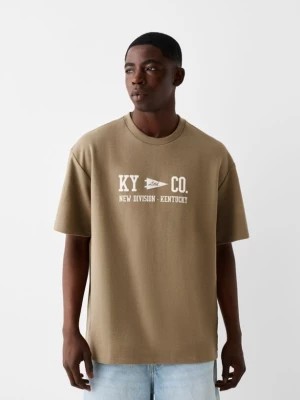 Zdjęcie produktu Bershka Koszulka O Pudełkowym Kroju Z Krótkim Rękawem I Nadrukiem Mężczyzna Brązowy