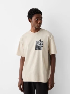 Zdjęcie produktu Bershka Koszulka O Pudełkowym Kroju Z Krótkim Rękawem I Nadrukiem One Piece Mężczyzna Wielbłądzi