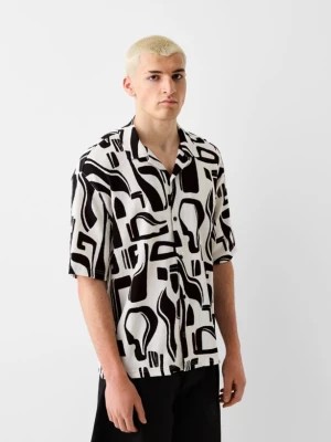 Zdjęcie produktu Bershka Plisowana Koszula Z Nadrukiem I Krótkim Rękawem Mężczyzna Biały / Czarny