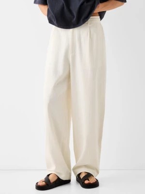 Zdjęcie produktu Bershka Spodnie Baggy Tailoring Z Mieszanki Bawełny Mężczyzna Biały Złamany
