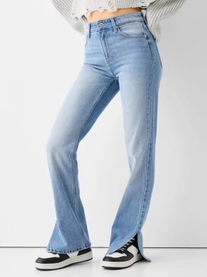 Zdjęcie produktu Bershka Spodnie Jeansowe Comfort O Rozszerzanym Kroju Z Rozciętymi Nogawkami Kobieta Wyblakły Niebieski
