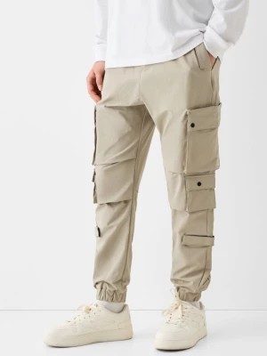 Zdjęcie produktu Bershka Spodnie Multicargo Z Tkaniny Technicznej Mężczyzna Wielbłądzi