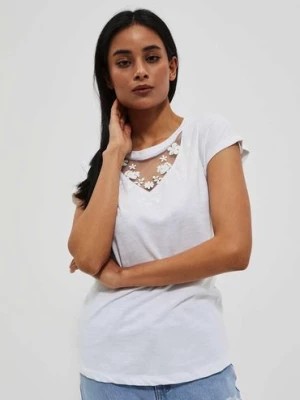 Zdjęcie produktu Biała bluzka damska z ażurowym dekoltem Moodo