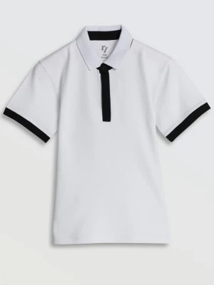 Zdjęcie produktu Biała koszulka polo z kontrastową lamówką