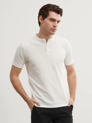 Zdjęcie produktu Biała koszulka polo ze stójką OCHNIK