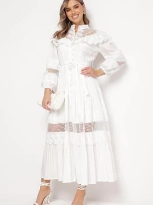 Zdjęcie produktu Biała Sukienka Maxi Ozdobiona Koronkowymi Wstawkami i Falbanami z Materiałowym Paskiem Ashafa