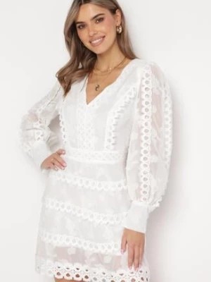 Zdjęcie produktu Biała Sukienka Mini o Luźnym Kroju z Trójkątnym Dekoltem i Ażurowym Zdobieniem Malachia