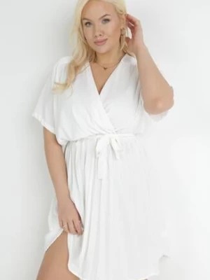 Zdjęcie produktu Biała Sukienka z Kopertowym Dekoltem Wiązanym Paskiem i Gumką w Pasie Vung