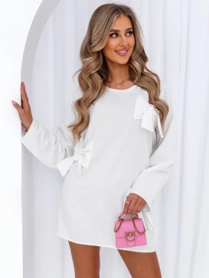 Zdjęcie produktu Biała sukienka z ozdobnymi kokardkami Athalia - biały Pakuten