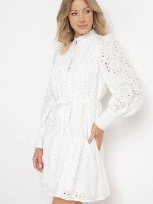 Zdjęcie produktu Biała Taliowana Sukienka Bawełniana z Materiałowym Paskiem i Ażurowymi Rękawami Kluriona