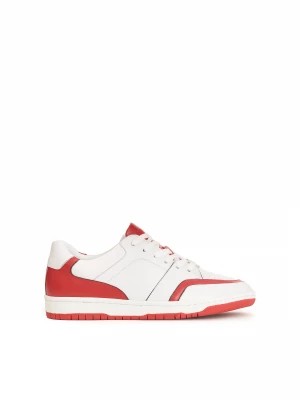 Zdjęcie produktu Białe buty sportowe z czerwonymi wstawkami na wygodnej podeszwie Kazar
