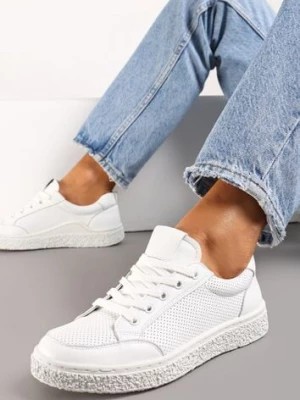 Zdjęcie produktu Białe Skórzane Sneakersy z Delikatną Perforacją Tuvia