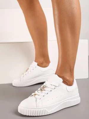 Zdjęcie produktu Białe Sneakersy na Niskiej Platformie ze Wstawką z Ekozamszu i Złotym Misiem Nleona