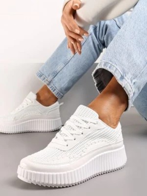 Zdjęcie produktu Białe Sneakersy na Platformie Ozdobione Nitami i Patchworkowymi Wstawkami Jeneria