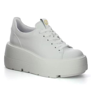 Zdjęcie produktu Białe sneakersy skórzane CARINII B96135-L46-000-000-G36