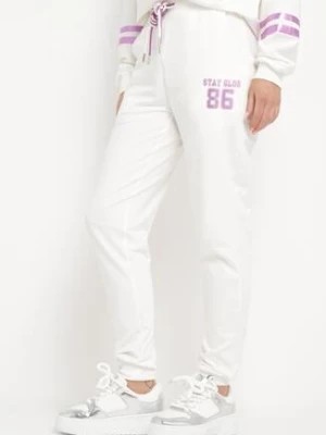 Zdjęcie produktu Białe Spodnie Dresowe z Wiązaniem w Pasie i Ozdobnym Nadrukiem Sacaria