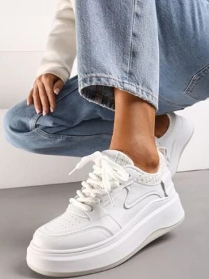 Zdjęcie produktu Biało-Beżowe Sneakersy na Platformie przed Kostkę z Ozdobnymi Przeszyciami Arsicada