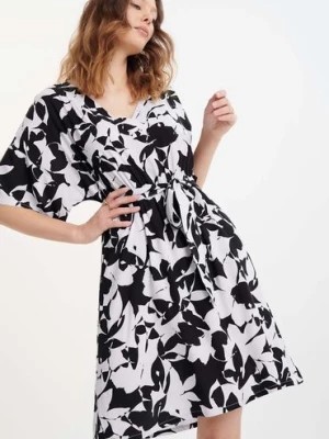 Zdjęcie produktu Biało-czarna sukienka damska w kwiaty z paskiem Greenpoint