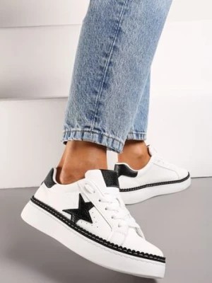 Zdjęcie produktu Biało-Czarne Płaskie Sneakersy ze Sznurowaniem i Metalicznymi Wykończeniami Delulla