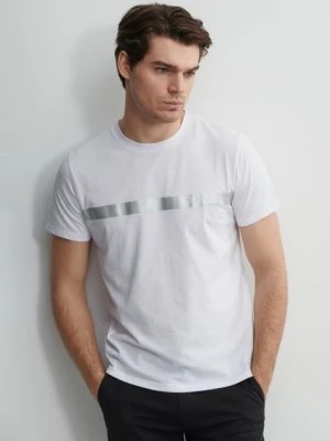 Zdjęcie produktu Biały T-shirt męski ze srebrnym printem OCHNIK