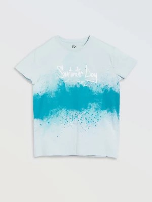 Zdjęcie produktu Błękitny t-shirt z kolorowymi nadrukami z przodu