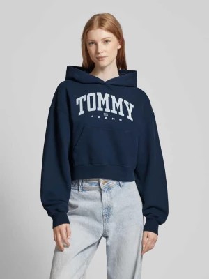 Zdjęcie produktu Bluza krótka z kapturem i nadrukiem z logo model ‘VARSITY’ Tommy Jeans