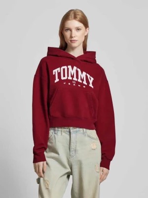 Zdjęcie produktu Bluza krótka z kapturem i nadrukiem z logo model ‘VARSITY’ Tommy Jeans