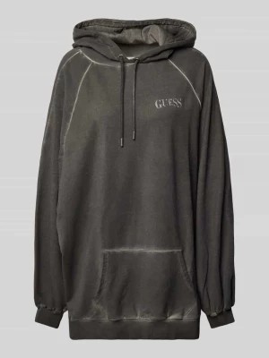 Zdjęcie produktu Bluza o kroju oversized z kapturem i obszyciem kamieniami stras model ‘ROSE’ Guess