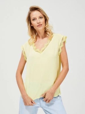 Zdjęcie produktu Bluzka damska koszulowa z elementami z koronki dekolt w serek żółta Moodo
