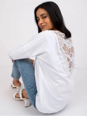 Zdjęcie produktu Bluzka damska ze zdobieniem na plecach - biała RUE PARIS