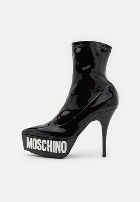 Zdjęcie produktu Botki na obcasie Moschino