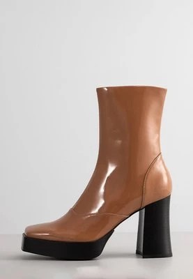 Zdjęcie produktu Botki na platformie Jeffrey Campbell