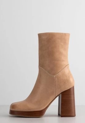 Zdjęcie produktu Botki na platformie Jeffrey Campbell