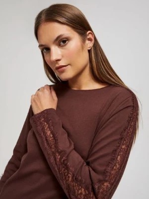 Zdjęcie produktu Brązowa bluzka damska z długim rękawem i koronką Moodo