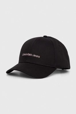Zdjęcie produktu Calvin Klein Jeans czapka z daszkiem bawełniana kolor czarny z aplikacją