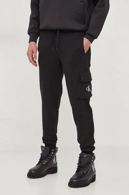 Zdjęcie produktu Calvin Klein Jeans spodnie dresowe bawełniane kolor czarny gładkie