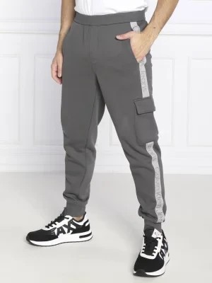 Zdjęcie produktu CALVIN KLEIN JEANS Spodnie dresowe LOGO TAPE | Regular Fit