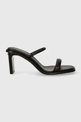 Zdjęcie produktu Calvin Klein klapki skórzane PADDED CURVED STIL SLIDE 70 damskie kolor czarny na słupku HW0HW01992