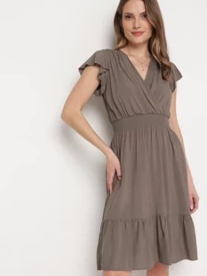 Zdjęcie produktu Ciemnobeżowa Bawełniana Sukienka Midi z Kopertowym Dekoltem i Falbankami Xeniabia